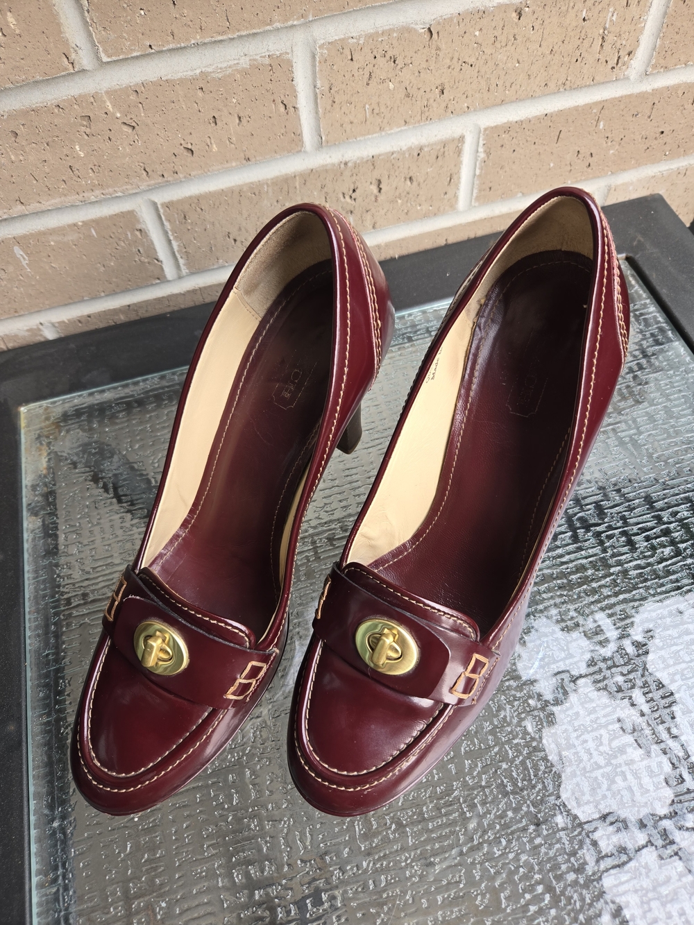Coach Burgundy Patent Leather Heels with Gold-Tone Turnlock Made In Italy 9,5 B - Picture 2 of 13